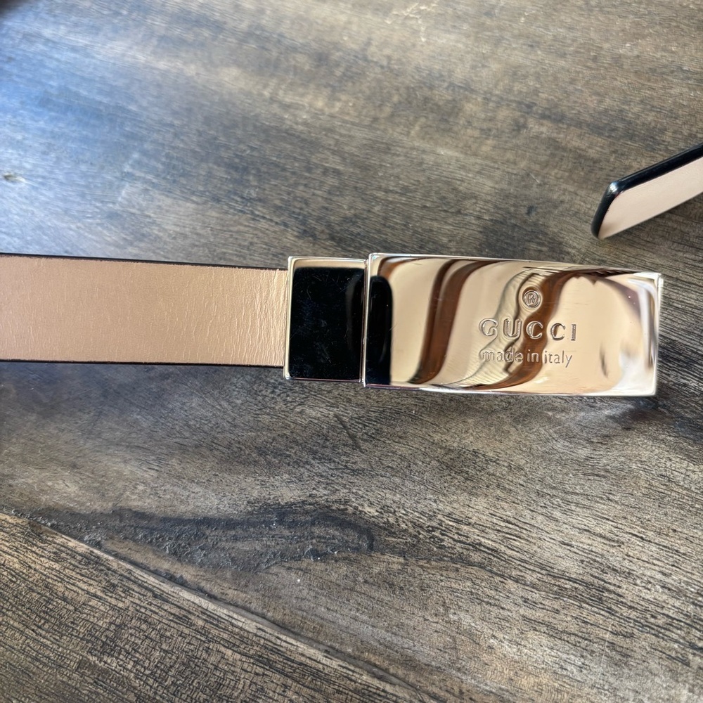 GUCCI Reversible Black and Tan Belt with Silver Logo Buckle. - Picture 14 of 16
